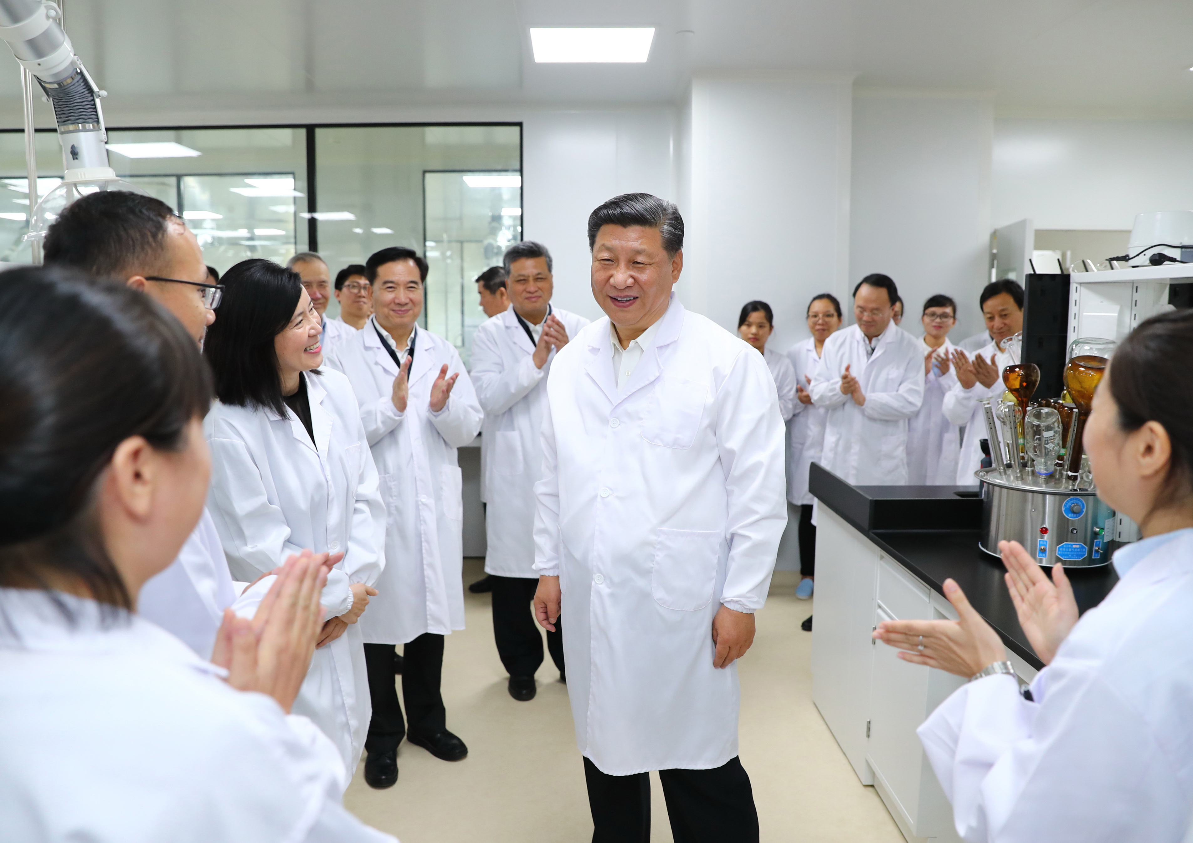 중국의 한 연구실을 시찰 차 방문한 시진핑 중국 국가주석. /사진=신화통신/뉴시스
