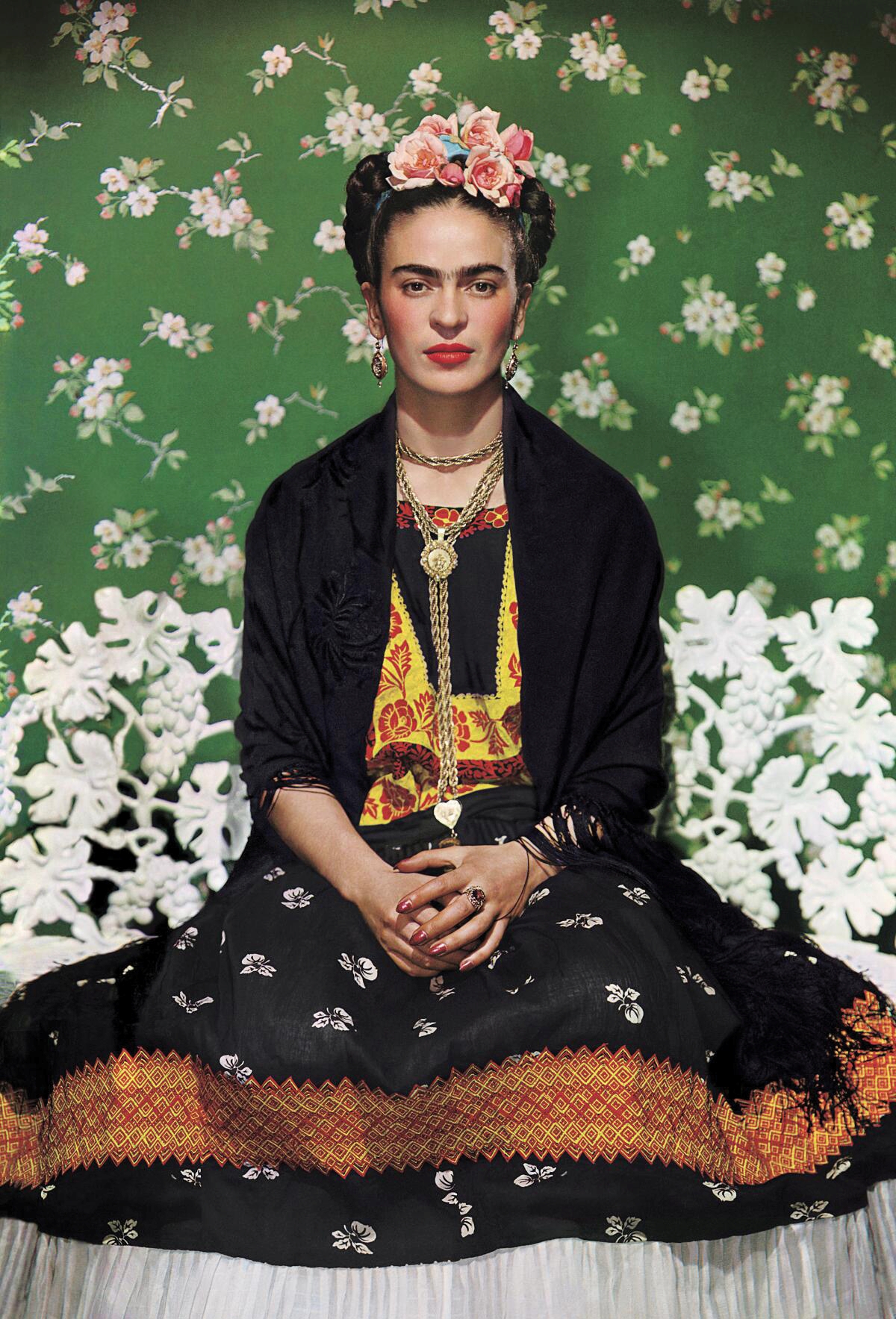 Nickolas Muray, <Frida on White Bench, New York>, 1939. (Nickolas Muray/Nickolas Muray Photo Archives)