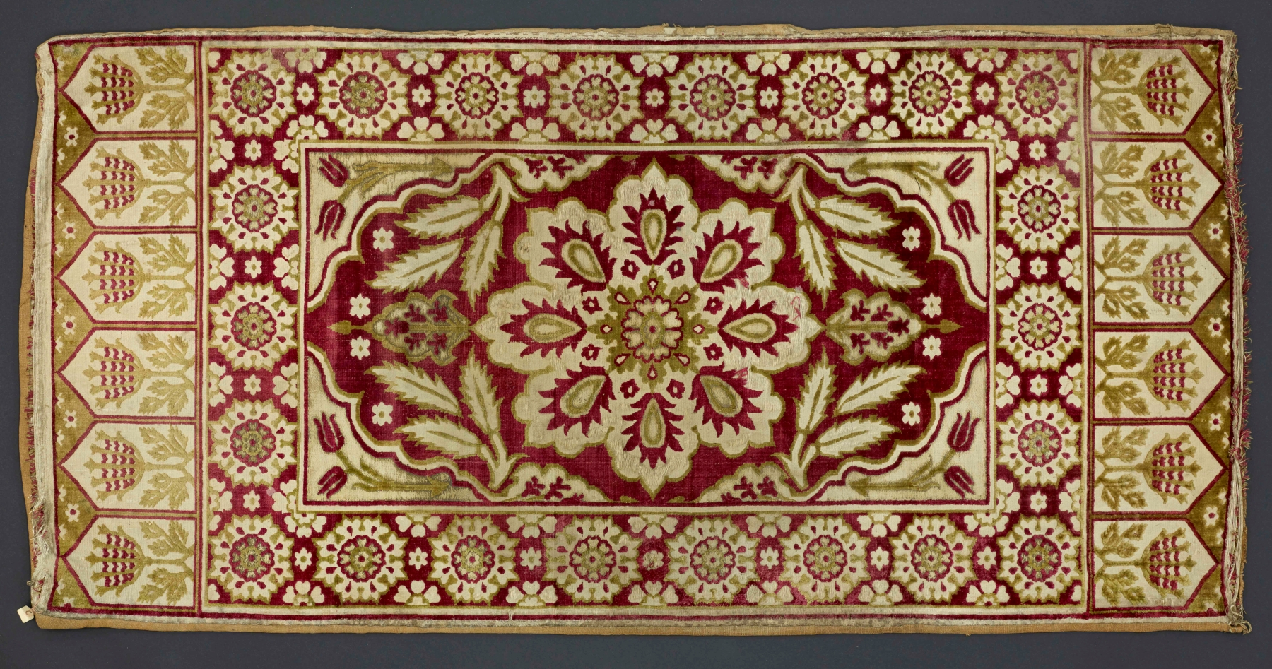 <Cushion cover (çatma)>, 17th century, Bursa, Turkey (Ottoman), voided and brocaded velvet, metal-wrapped silk thread, cotton and silk © Birmingham Museums Trust 