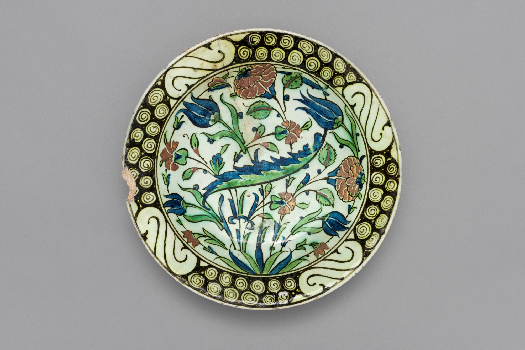 <17세기 초 튀르키예 이즈니크(Iznik) 접시> , Turkey (Ottoman), fritware, polychrome underglaze painted, glazed © The Society of Antiquaries of London (Kelmscott Manor)