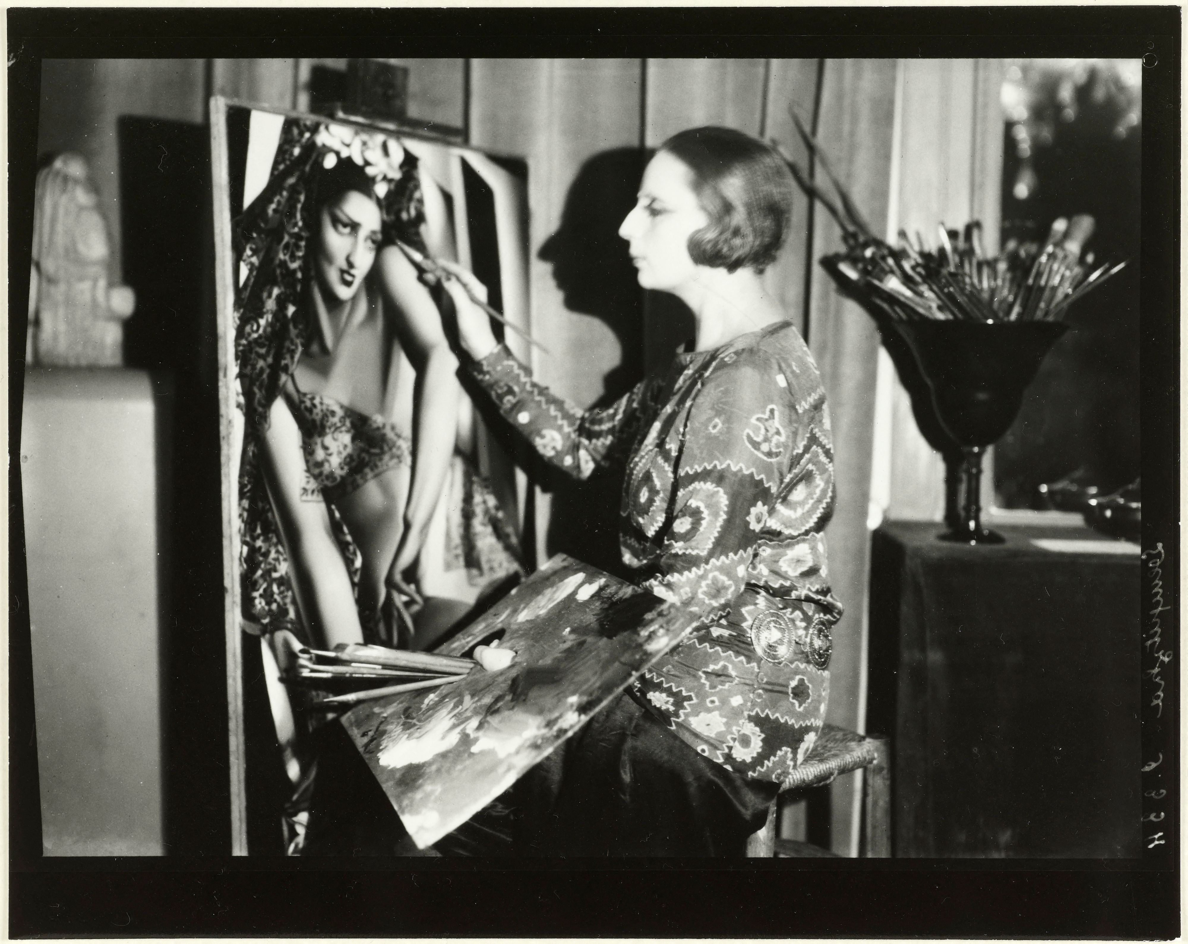 Thérèse Bonney (1894 - 1978), <Tamara de Lempicka working on the portrait "Nana de Herrera">, 1929년경, Gelatin silver print 5 1/2 x 6 15/16 in. (14 x 17.6 cm) © The Regents of the University of California, The Bancroft Library, University of California, Berkeley. Source : Ville de Paris / Bibliothèque historique 4C-EPF-006-00701