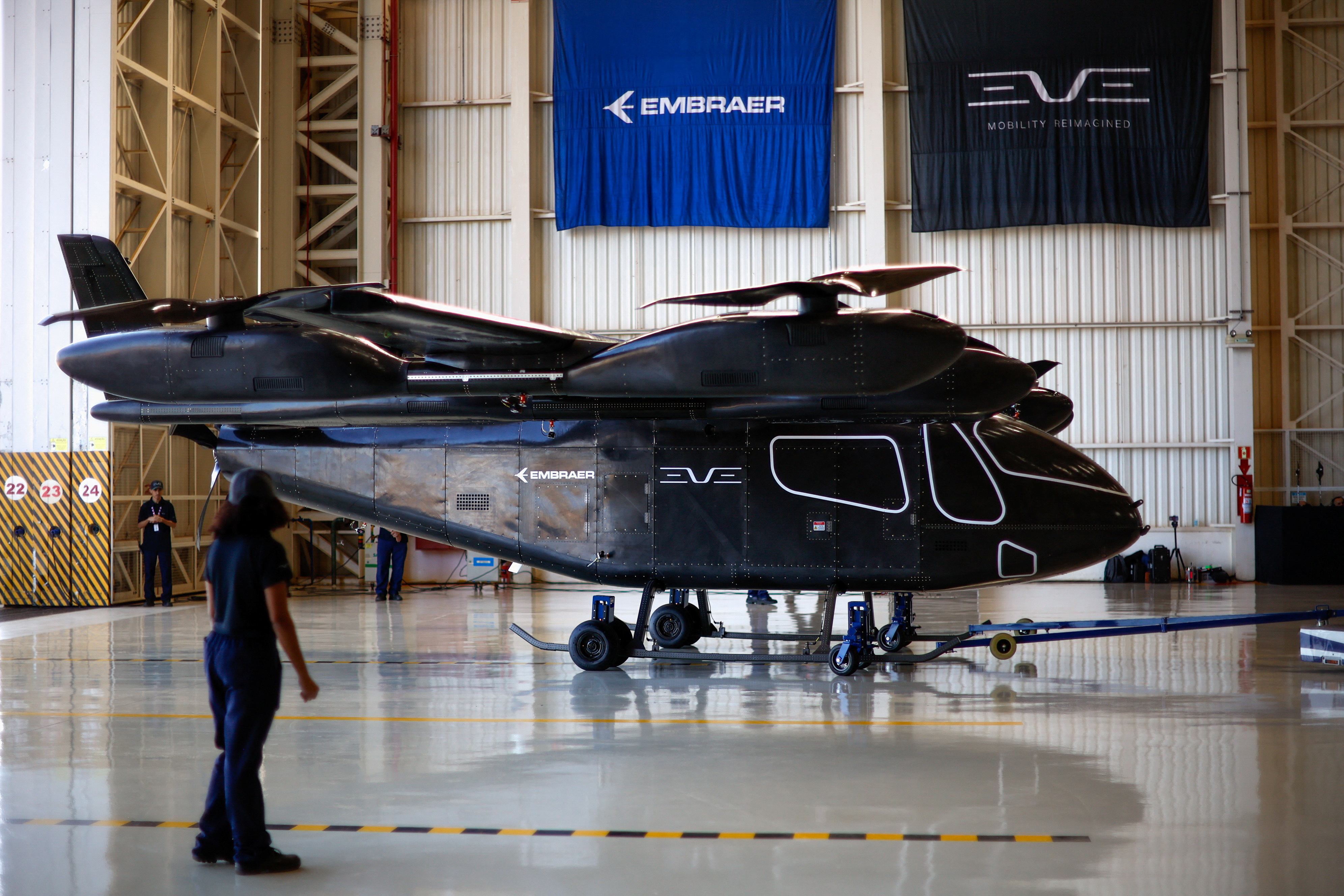 엠브라에르의 자회사 이브(Eve)의 전기 수직이착륙 항공기(eVTOL) 시제품. /사진=로이터/뉴스1