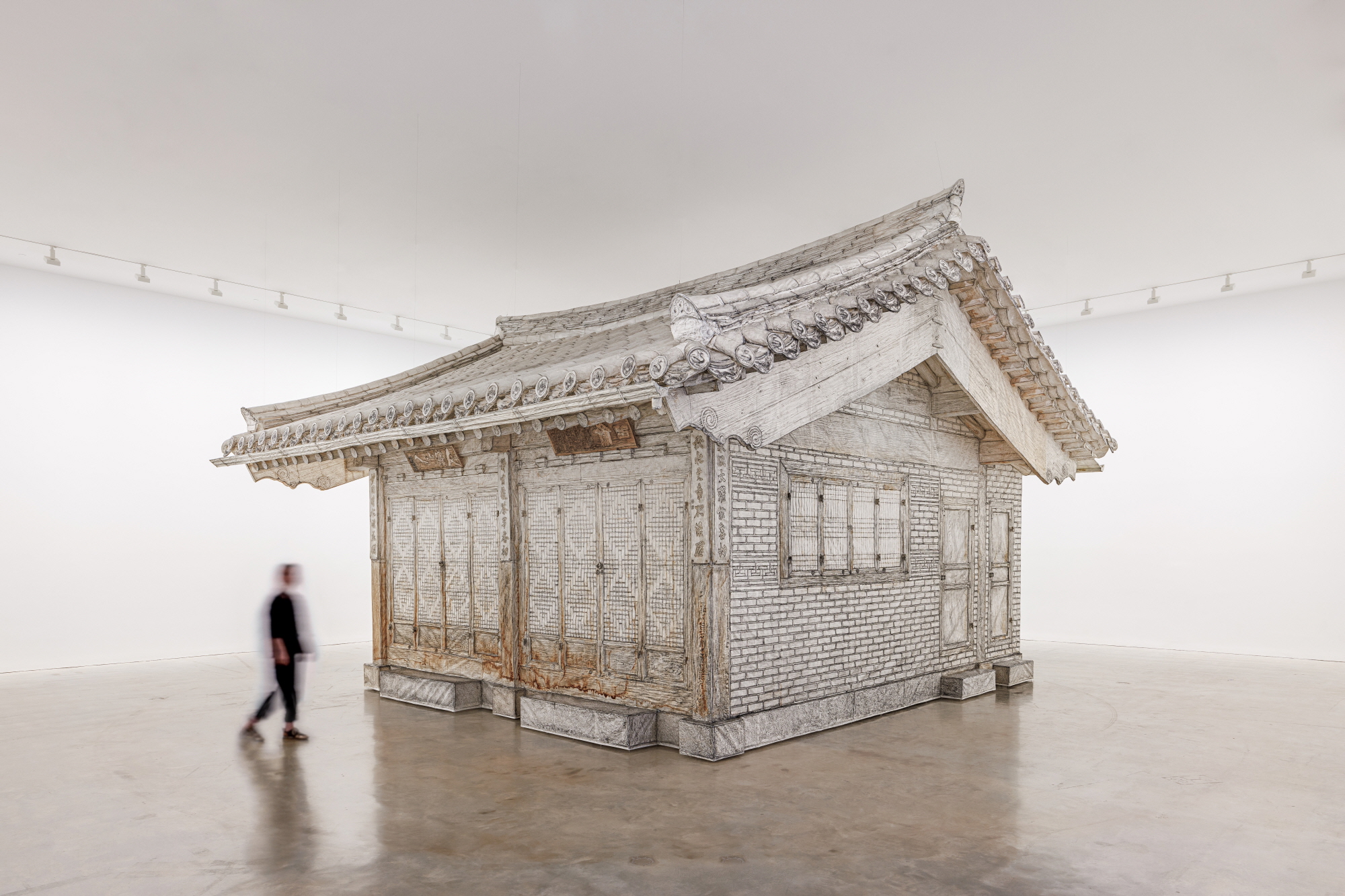 서도호, <러빙[만지기]/러빙[사랑하기]: 서울집(Rubbing/Loving: Seoul Home)>, 2013-2022. Installation view at Museum of Contemporary Art Australia, Sydney, Australia. Photography by Sebastian Mrugalski. Courtesy of the artist, Lehmann Maupin, New York, Seoul and London and Victoria Miro © Do Ho Suh