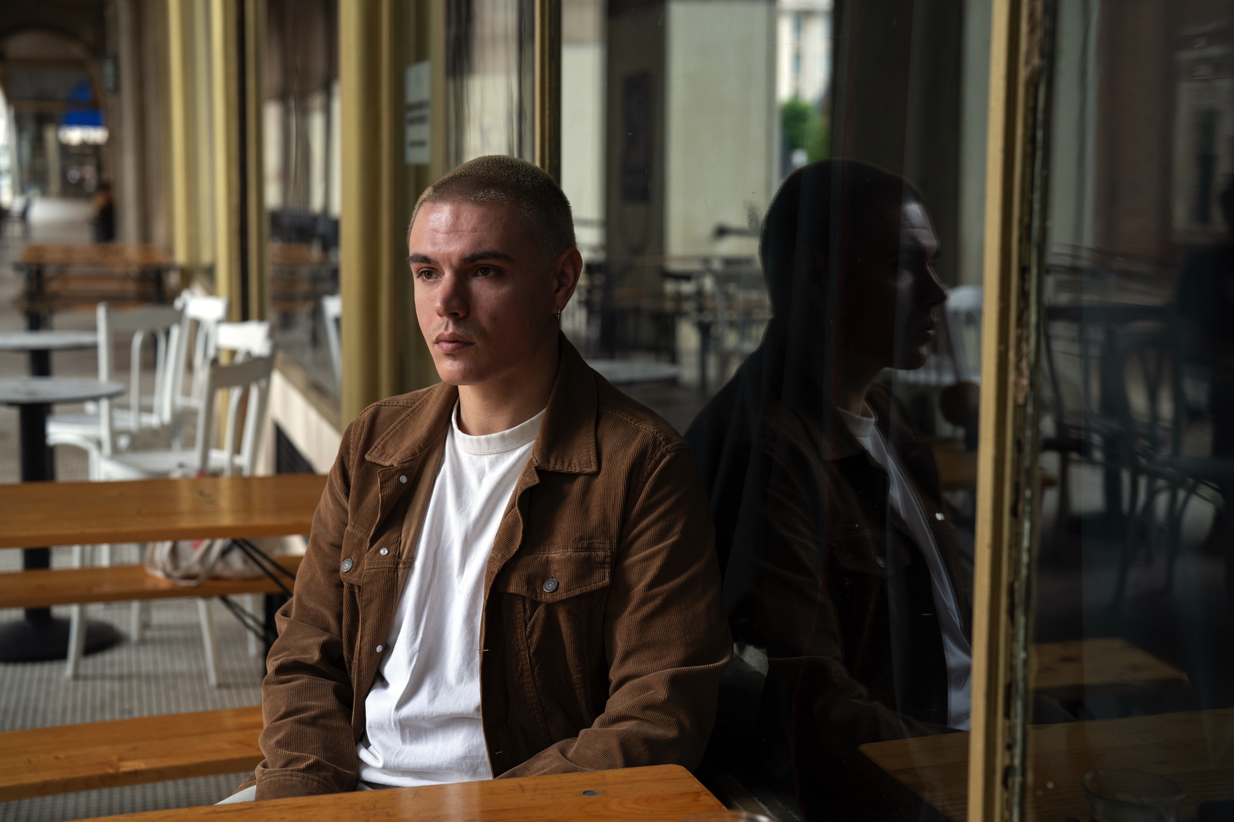 여덟 살 때 어머니가 이탈리아로 떠난 미하일 탐바는 새로운 '포스트 이탈리아 증후군'으로 여겨지는 증상들로 고통받고 있다.