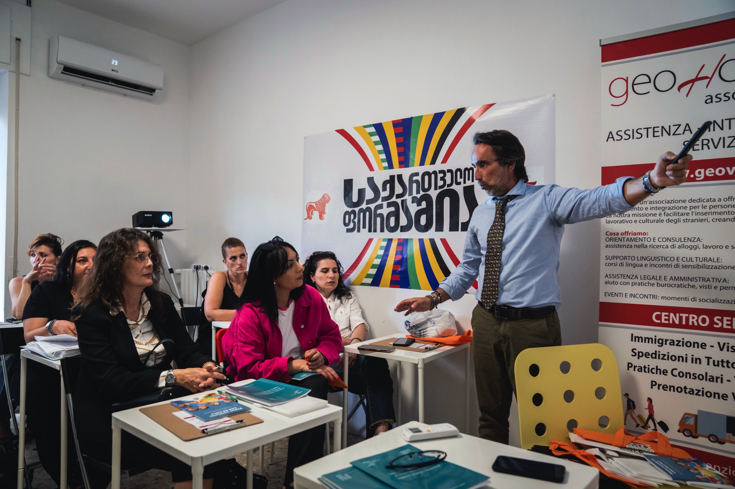 이탈리아 바리에서 교육 중인 조지아 공화국 출신 가정 도우미들. 도미나가 주관한 이 교육 과정에는 간병인 탈진(번아웃)에 대한 세션이 포함되었다.