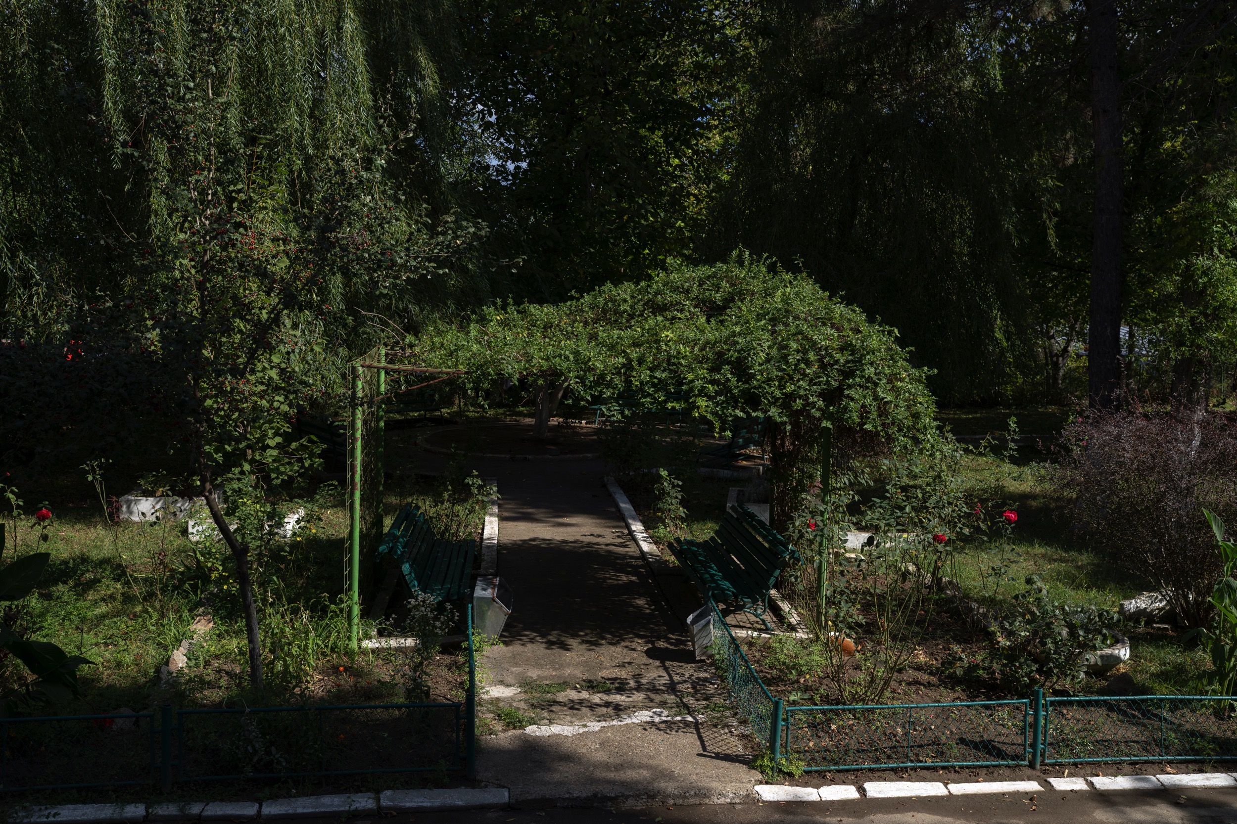 2016년 이후 이탈리아 증후군 환자 900명 이상을 치료해 온 루마니아 소콜라정신의학연구소의 정원 구역 모습.