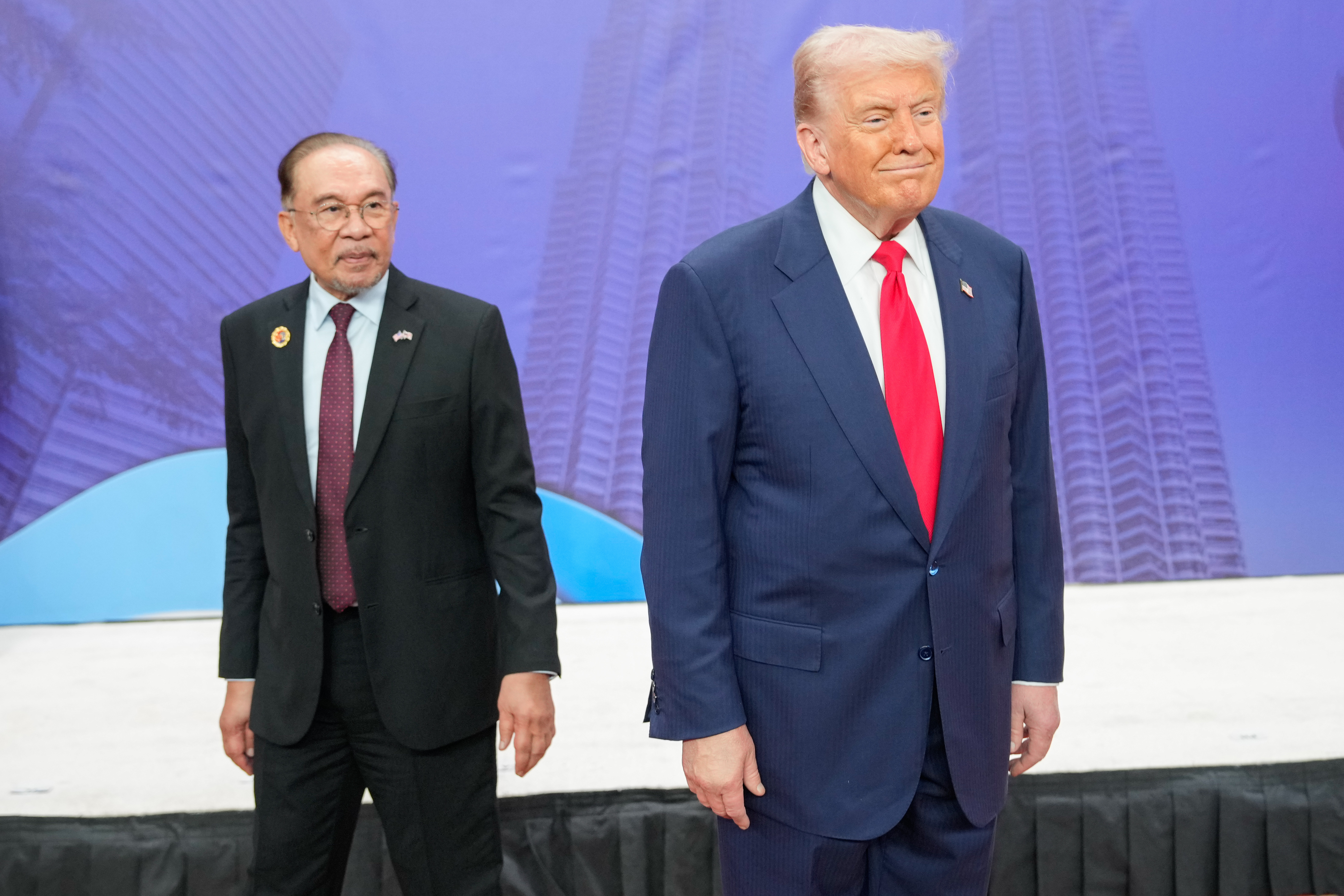 도널드 트럼프 미국 대통령(오른쪽)이 2025년 10월 26일(현지시간) 말레이시아 쿠알라룸푸르에서 열린 아세안-미국 정상회의에서 정상들과 단체사진을 찍은 뒤 반응하고 있다. /사진=AP/뉴시스