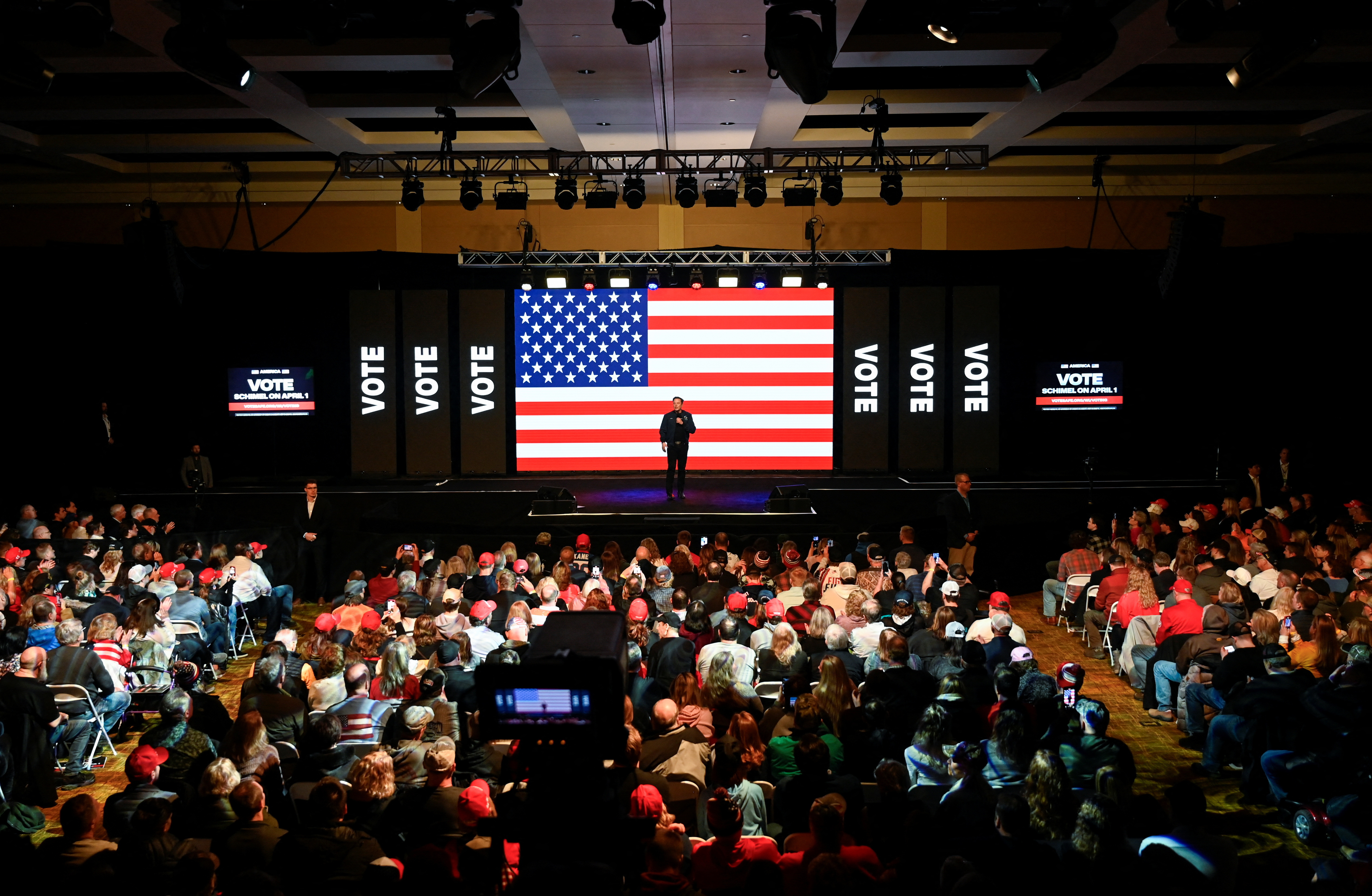 일론 머스크가 2025년 3월 30일(현지시간) 미국 위스콘신주 그린베이에서 4월 1일 선거에 출마하는 보수 성향 주 대법원 후보 지지 유세를 펼치고 있다. (사진은 기사 본문 내용과 무관합니다) /사진=로이터/뉴스1