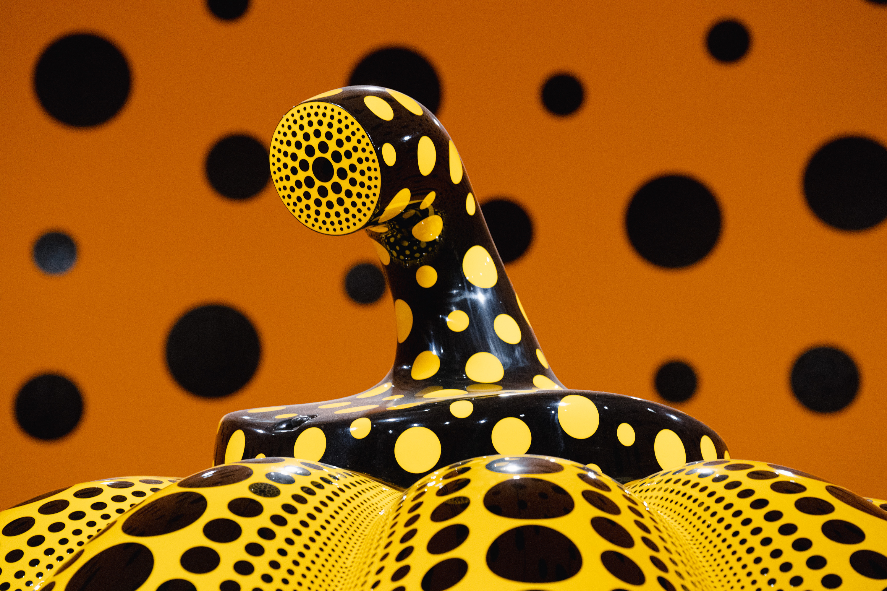 쿠사마 야요이의 대형 조각〈호박(Pumpkin)〉,  2022년 허쉬혼 미술관 및 조각정원 전시 모습 (Shuran Huang/For The Washington Post)