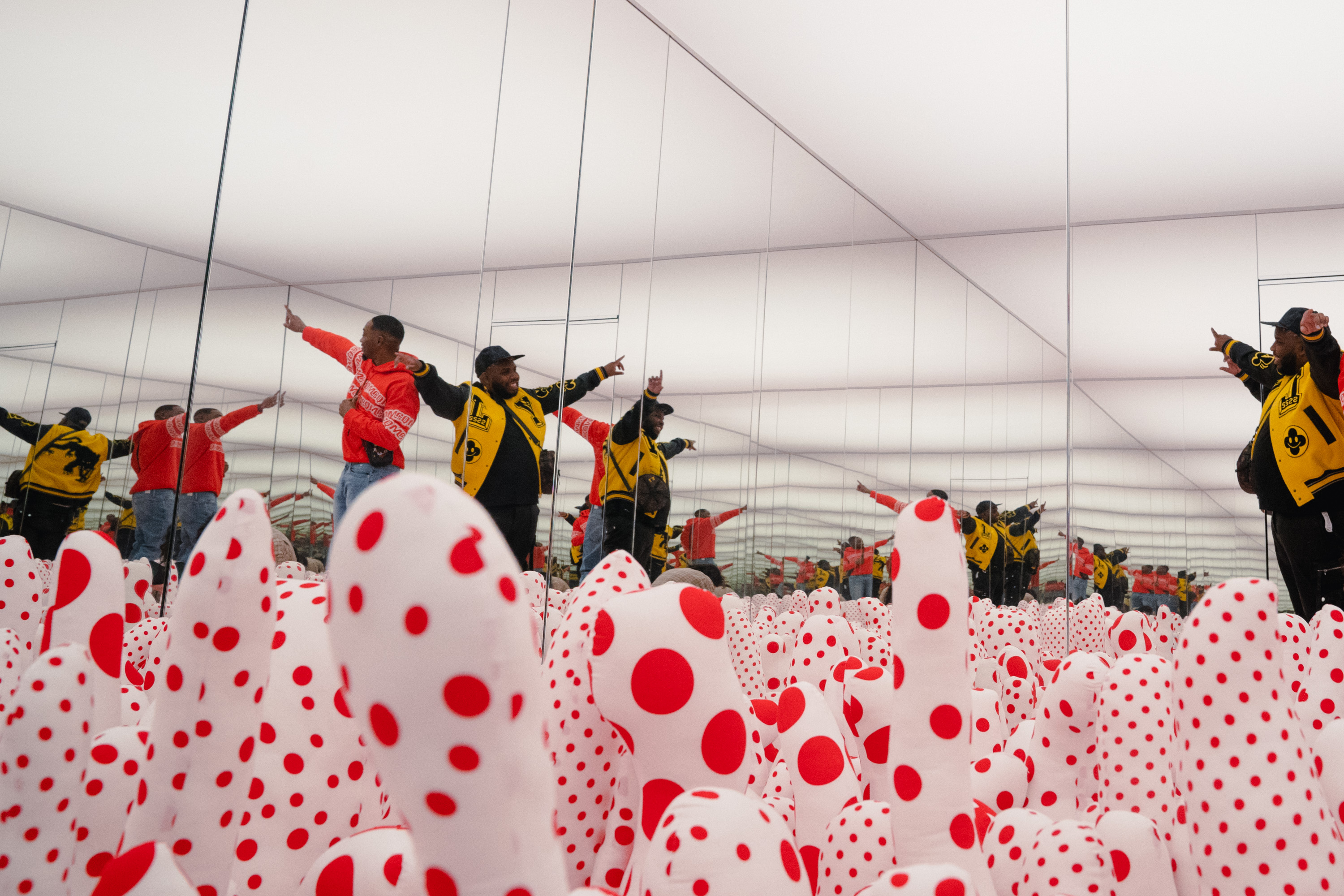 애틀랜타에서 온 라몬트 스피어스와 테럴 마일스가 2022년 허쉬혼 미술관에서 쿠사마의〈무한 거울방〉을 관람하고 있다. (Shuran Huang/For The Washington Post)