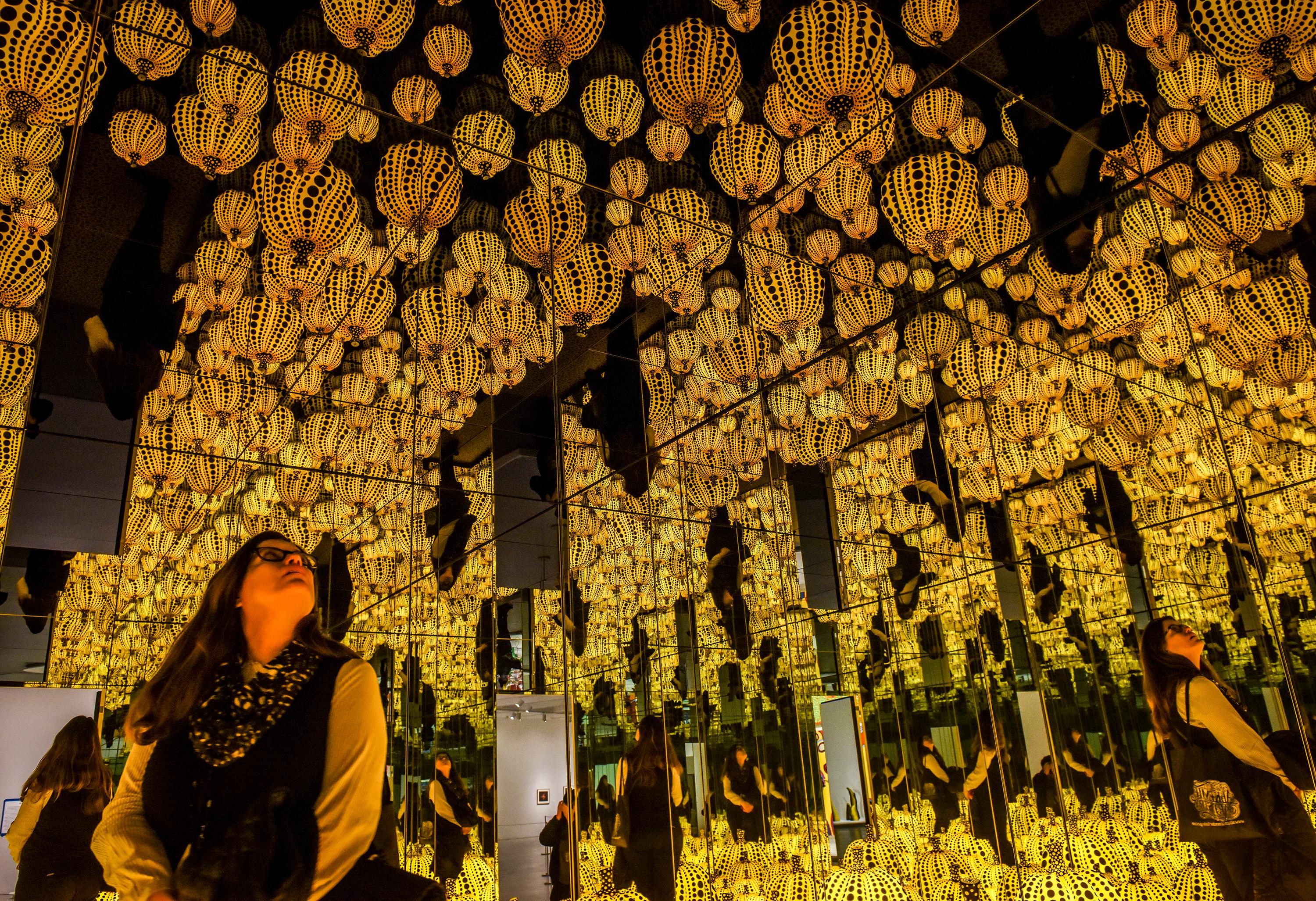 자원봉사자 메건 월라인이 2017년《쿠사마 야요이: 무한 거울(Yayoi Kusama: Infinity Mirrors)》전시 개막을 앞두고, 허쉬혼 미술관이 관람객 대응을 위해 직원과 자원봉사자들을 교육하는 과정에서 설치작품〈무한 거울방 — 팔리스 필드〉를 체험하고 있다. (Bill O'Leary/The Washington Post)