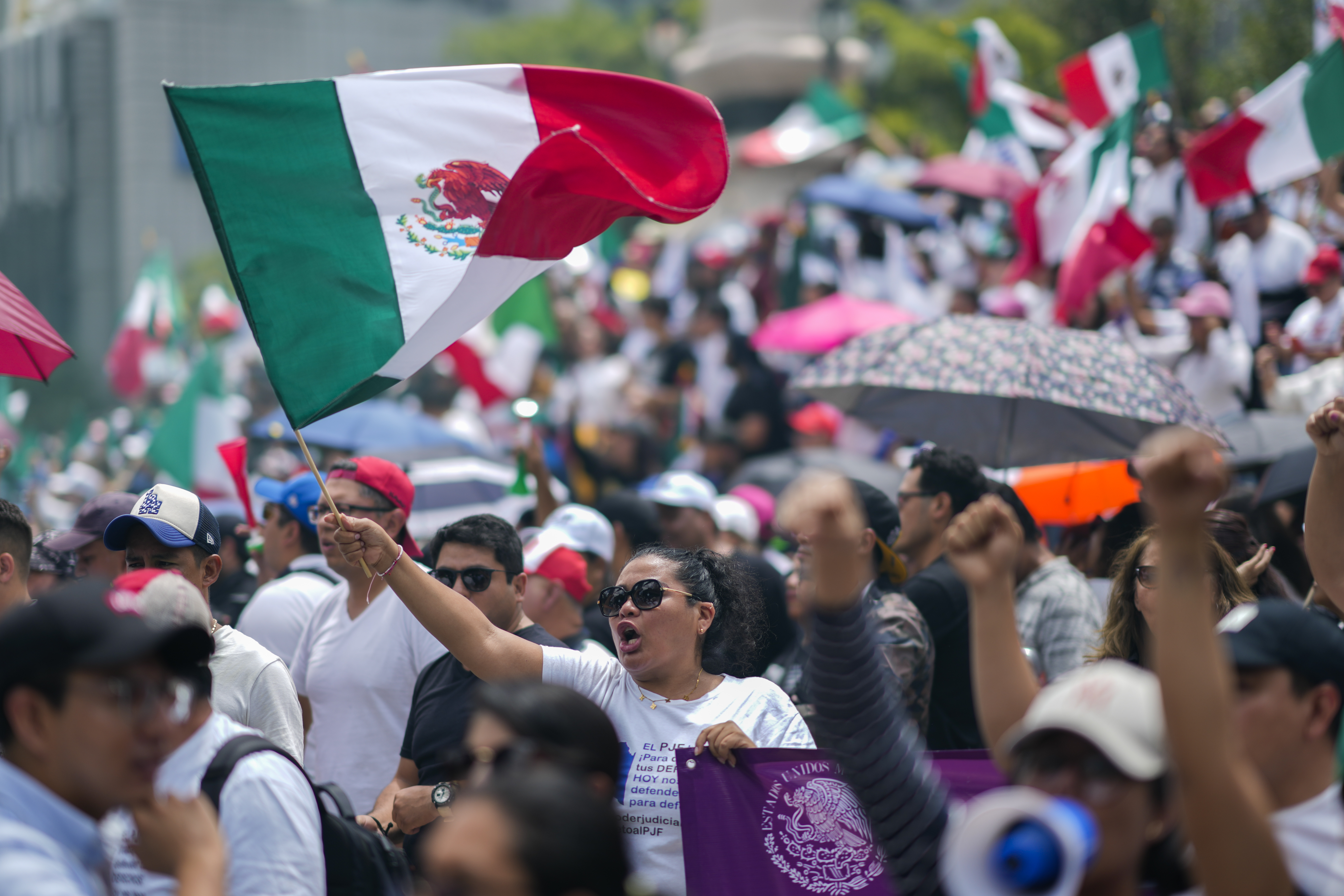 사법부 직원들이 2024년 9월 11일(현지시간) 멕시코시티에서 상원을 통과한 정부의 사법 개혁안에 반대하며 시위를 벌이고 있다. /사진=AP/뉴시스