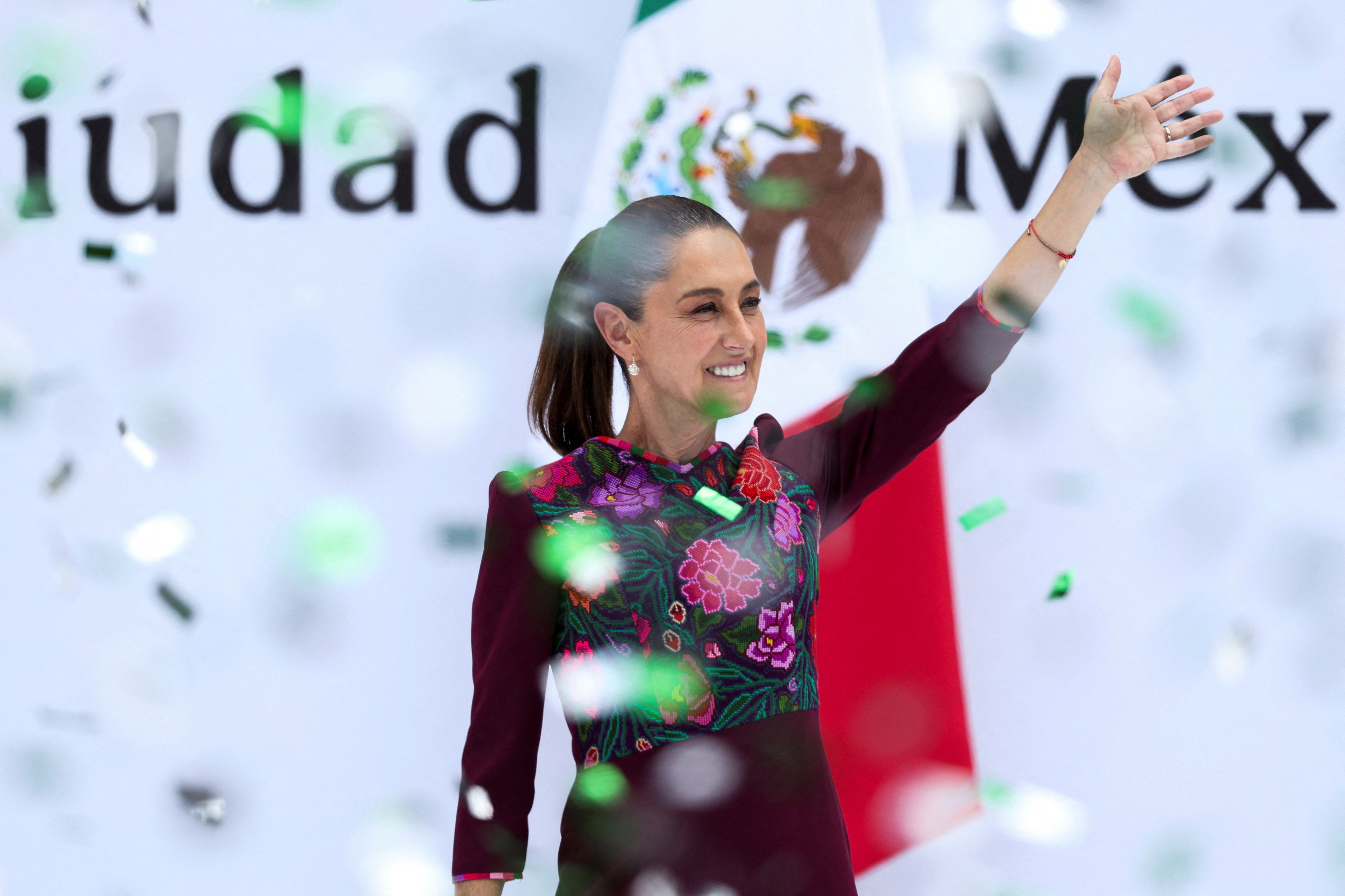 클라우디아 셰인바움 멕시코 대통령이 2025년 10월 5일(현지시간) 멕시코 멕시코시티 소칼로 광장에서 취임 1주년을 맞아 첫 국정연설에 포함된 정부 활동을 지지자들과 정부 관계자들에게 보고하는 연설을 마친 후 군중을 향해 손을 흔들자 색종이 조각이 떨어지고 있다. /사진=로이터/뉴스1