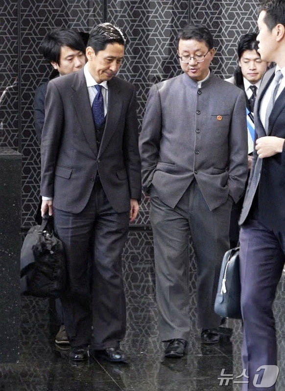 (베이징 로이터=뉴스1) 윤다정 기자 = 18일 중국 베이징에서 가나이 마사아키 일본 외무성 아시아·대양주국장이 류진쑹 중국 외교부 아주사장(아시아국장)과 대화를 나누고 있다. (교도통신 제공) 2025.11.18.  ⓒ 로이터=뉴스1  Copyright © 뉴스1. All rights reserved. 무단 전재 및 재배포,  AI학습 이용 금지.