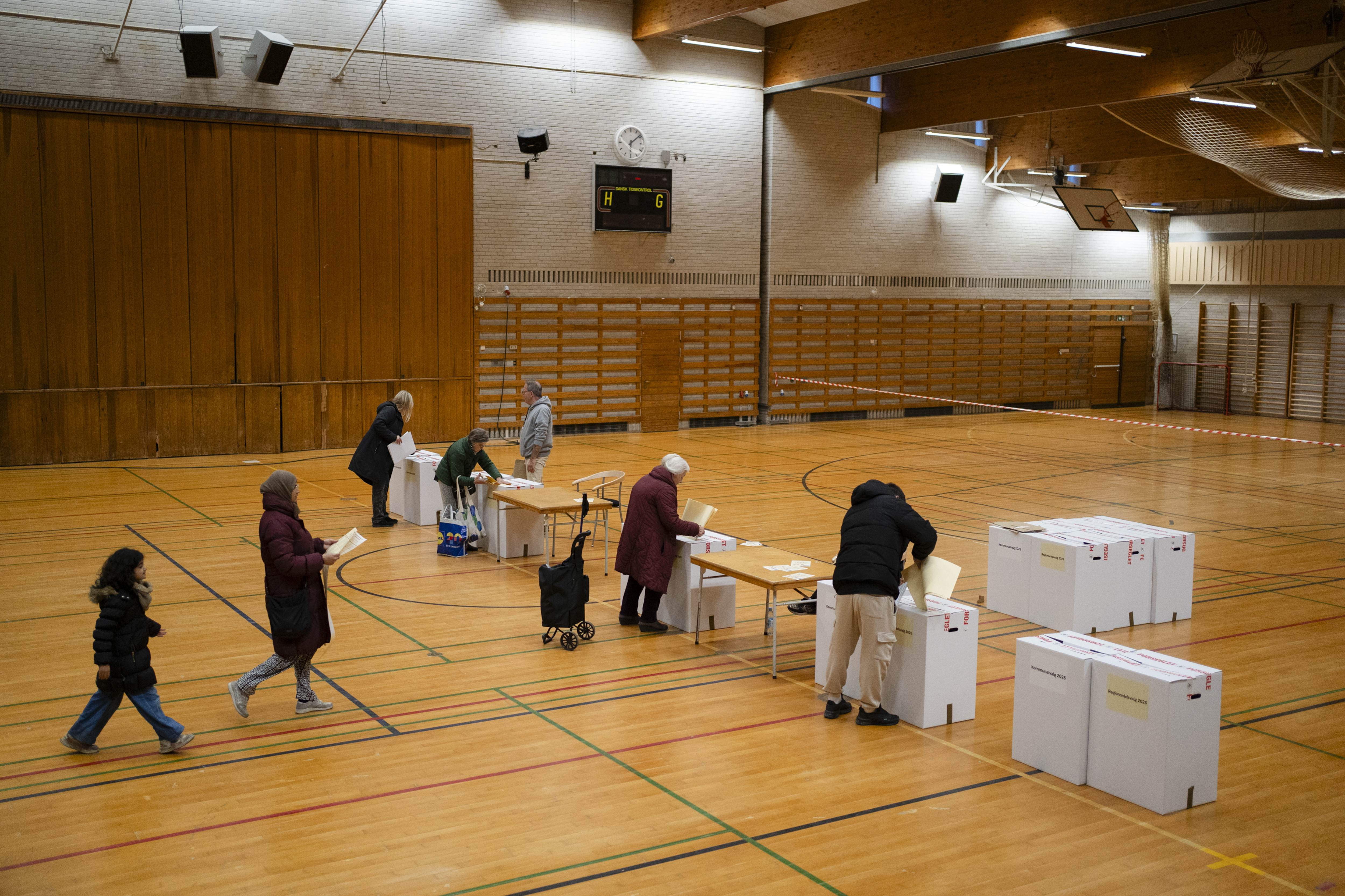 사람들이 2025년 11월 덴마크 팅비에르 지역에서 지방선거 투표를 하고 있다. 망명에 대해 더 엄격한 입장을 옹호해 온 집권 사회민주당은 이번 지방선거에서 저조한 실적을 보였다. /사진=Charlotte de la Fuente/The New York Times