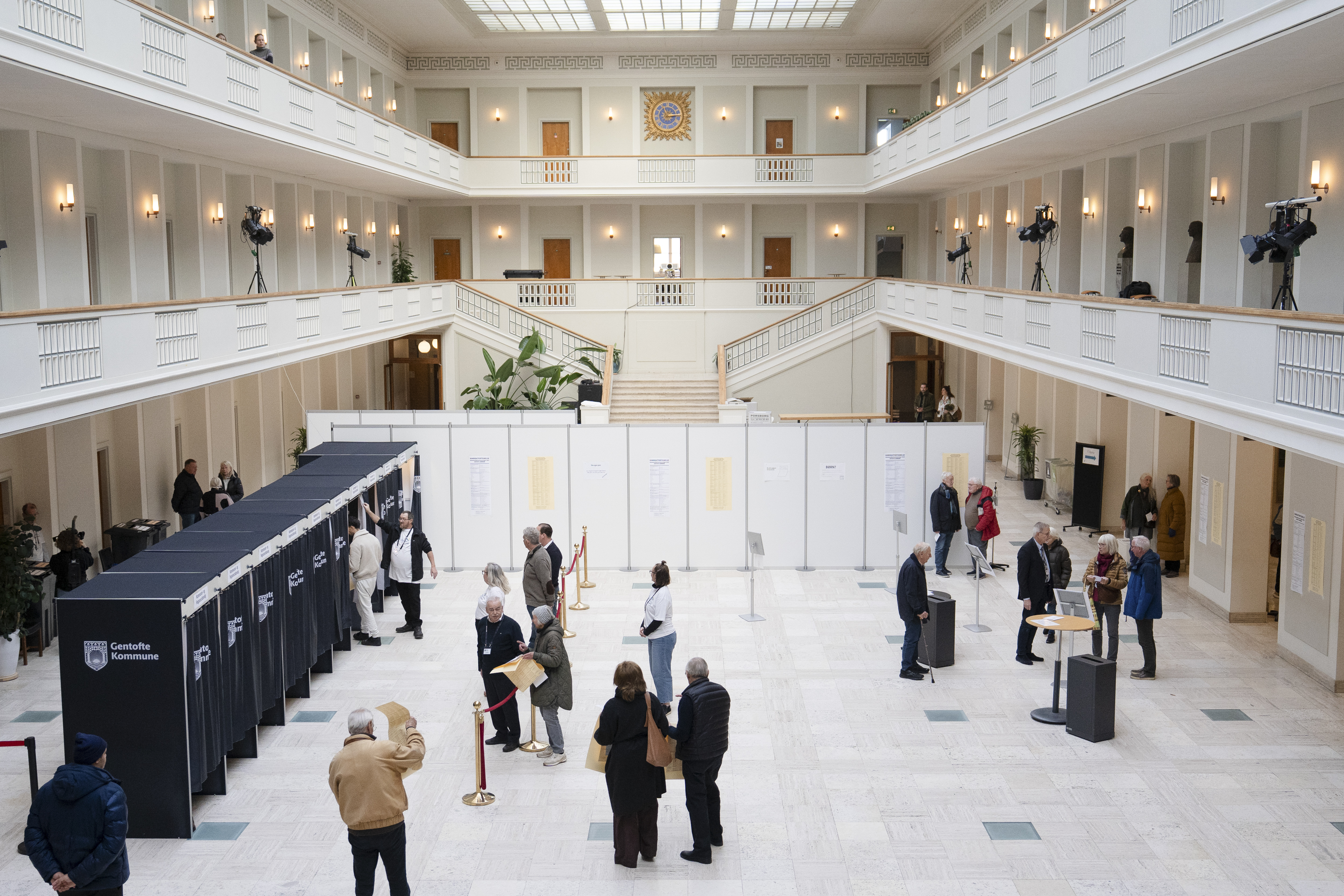 덴마크 시민들이 코펜하겐 북쪽 겐토프테 시청에서 화요일(현지시간) 지방선거 투표를 하고 있다. 주차 문제와 주택 비용 등 지역 현안과 함께 이민 정책 또한 이번 선거의 쟁점이었다.