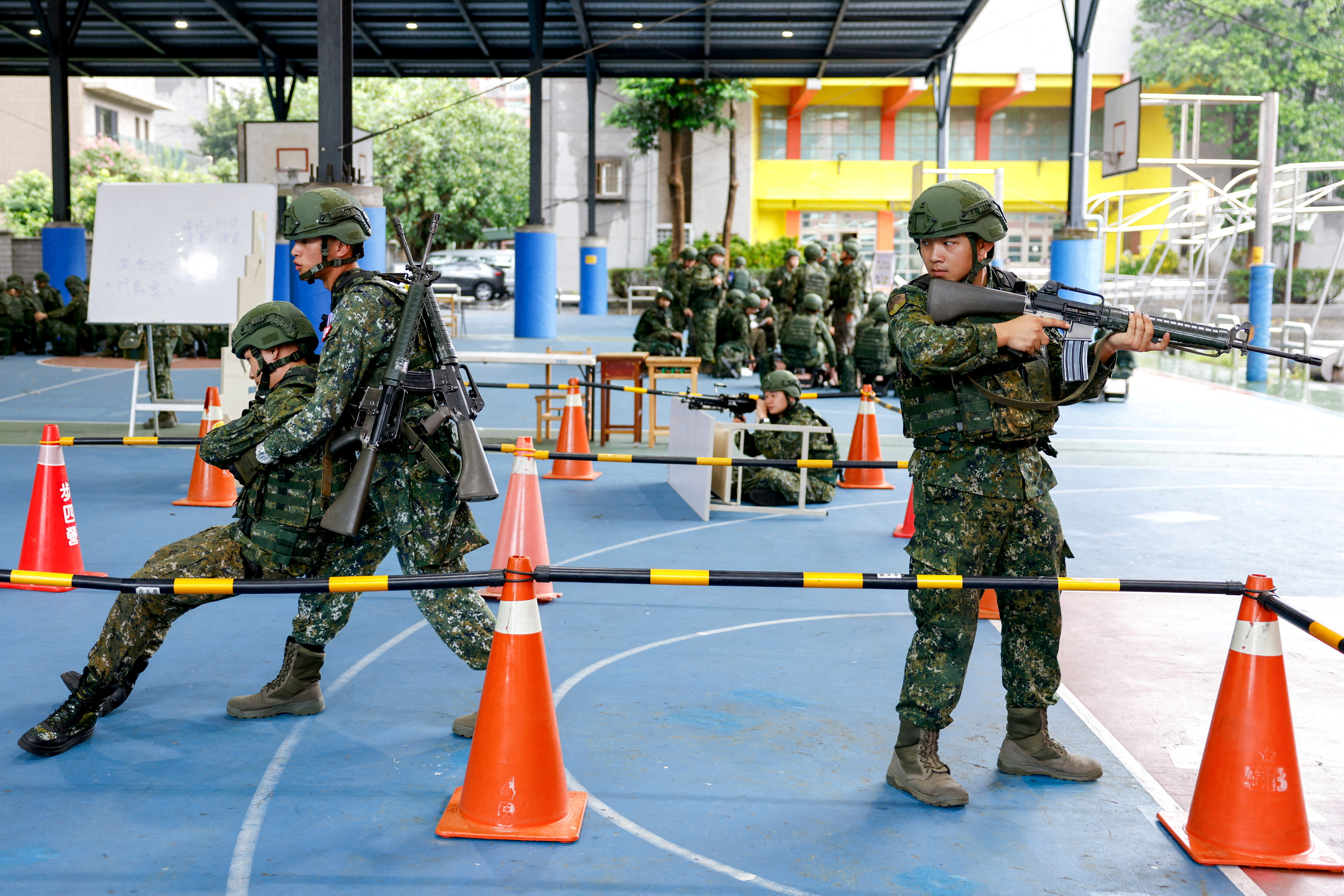 대만 예비군들이 2025년 7월 9일(현지시간) 타오위안에서 연례 한광군사훈련 중 교육을 받고 있다. /사진=로이터/뉴스1