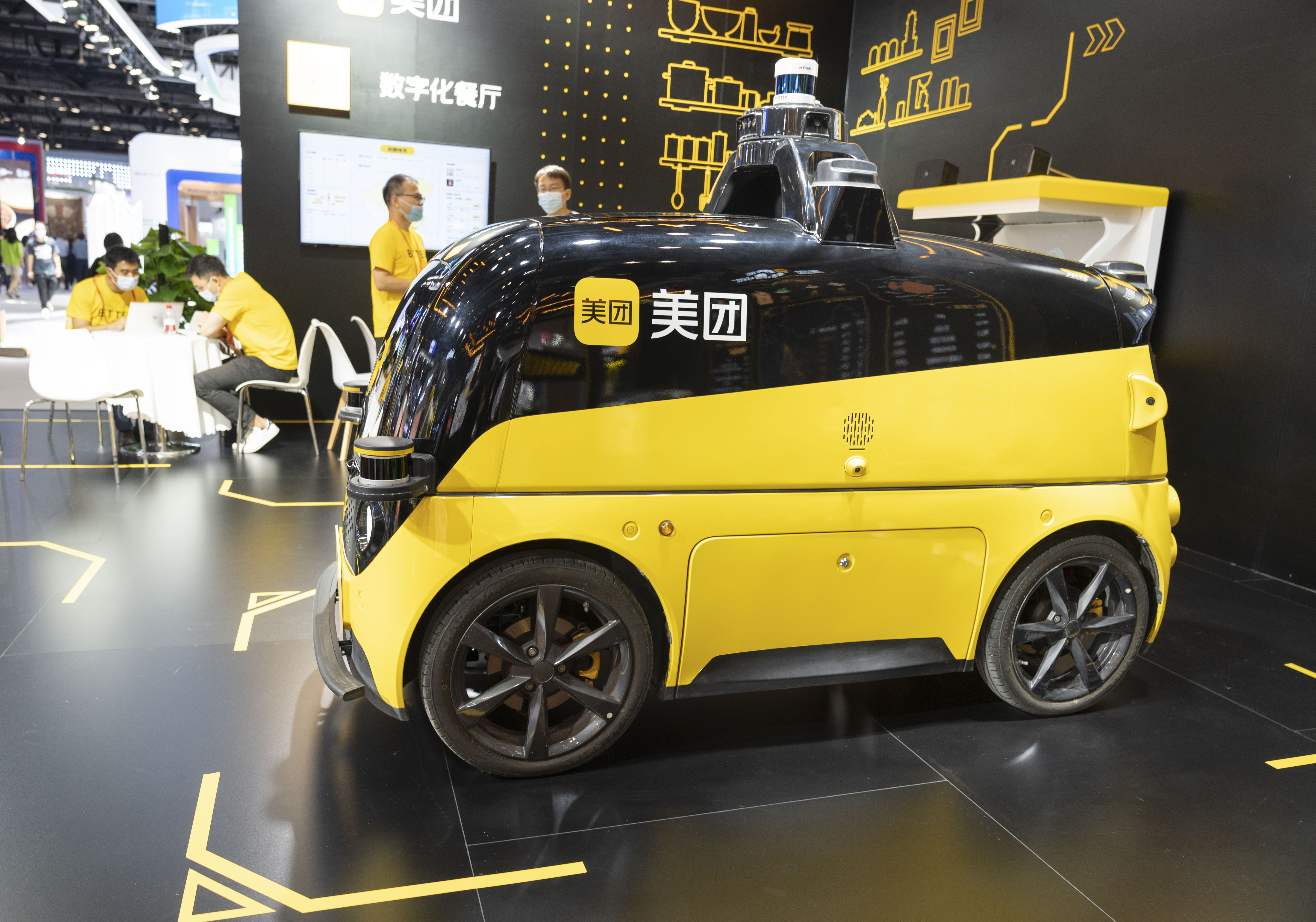 2022년 9월 1일(현지시간) 중국 베이징에서 열린 '2022년 중국 국제 서비스 무역 교류회(CIFTIS)' 메이퇀 부스에 무인 배달 차량이 전시되어 있다.