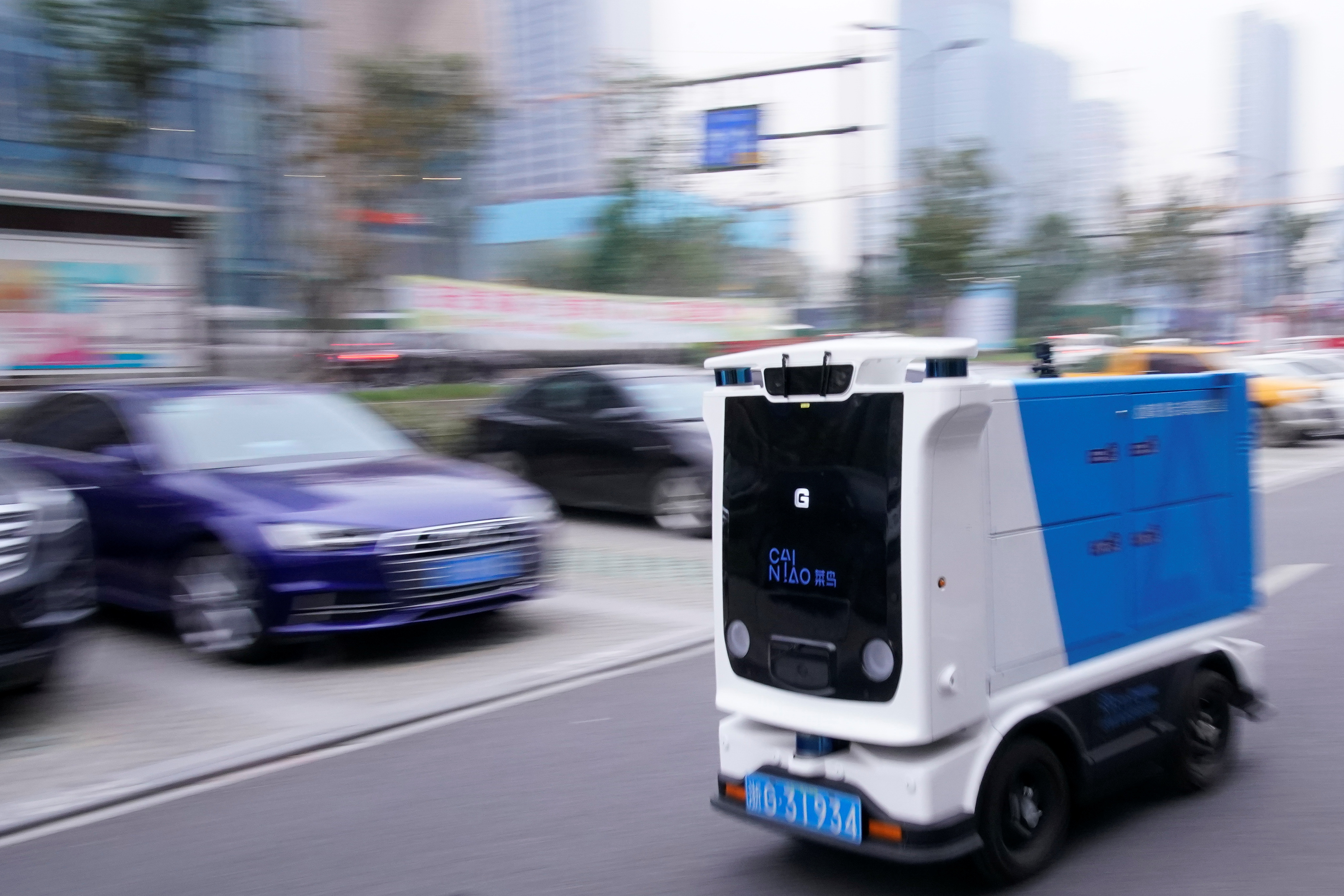 알리바바의 물류 계열사인 차이냐오의 배달 로봇이 2020년 10월 26일(현지시간) 중국 저장성 항저우의 한 주거 단지에서 작동하고 있다. /사진=로이터/뉴스1