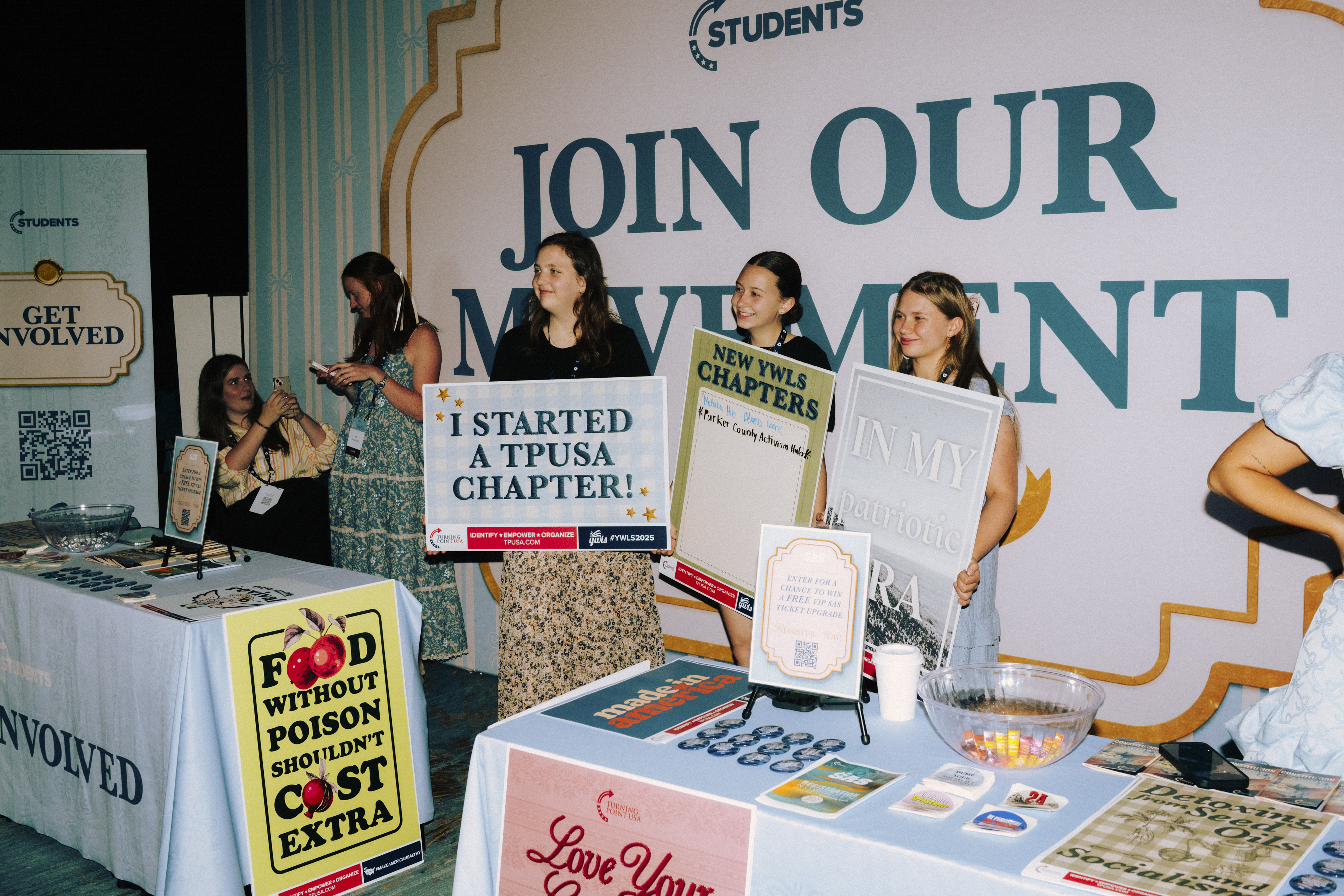 올해 보수 진영에 새롭게 유입된 젊은 여성들이 '미국을 다시 건강하게(Make America Healthy Again)' 캠페인을 지지하는 집회를 열고 있다.