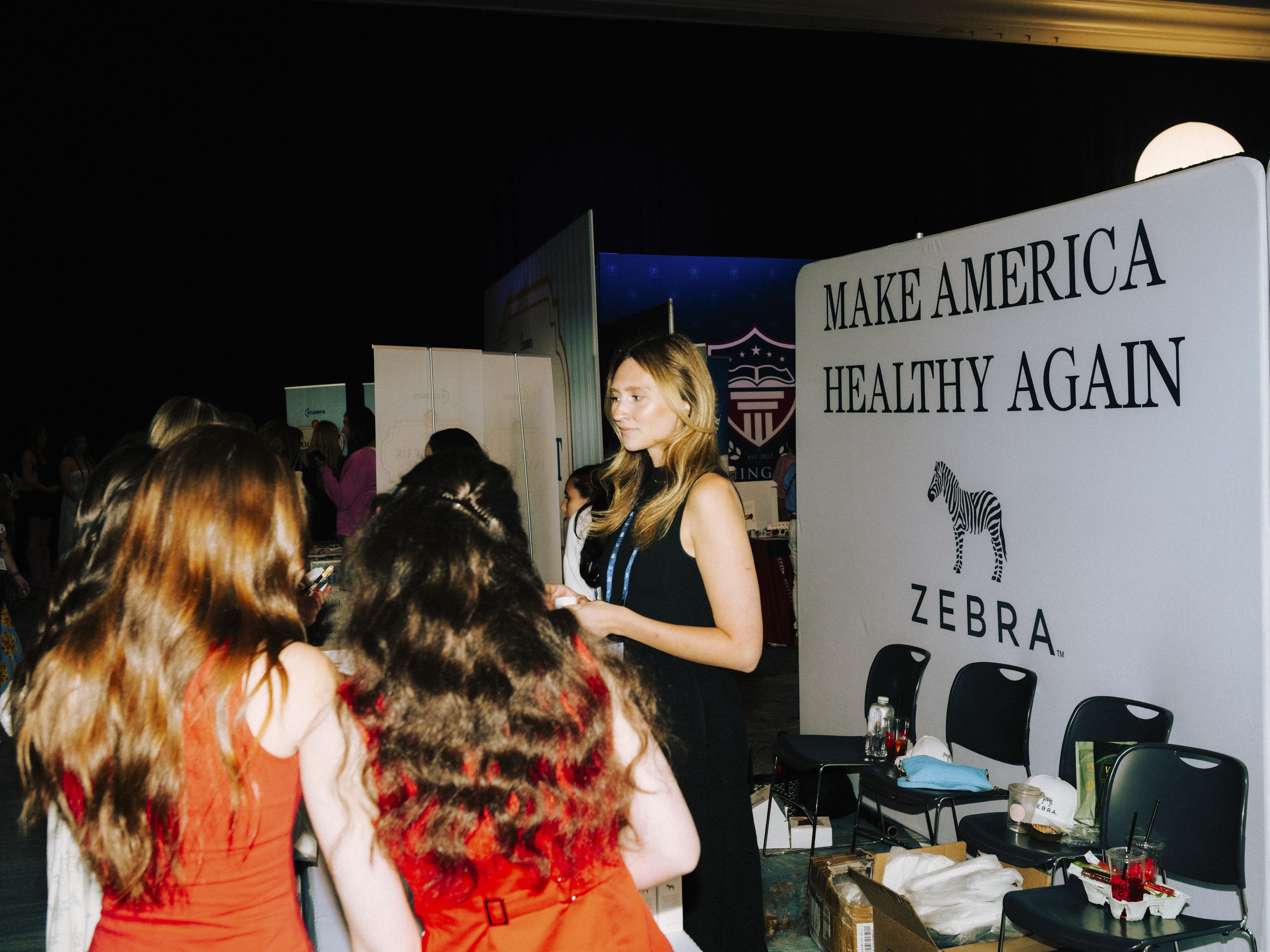 2025년 6월 14일(현지시간) 미국 텍사스주 그레이프바인에서 열린 '젊은 여성 리더십 서밋(Young Women's Leadership Summit)' 참석자들이 '미국을 다시 건강하게(Make America Healthy Again)' 캠페인을 지지하고 있다. 올해 보수 진영에 새롭게 유입된 젊은 여성들이 관련 집회를 이어가고 있다.