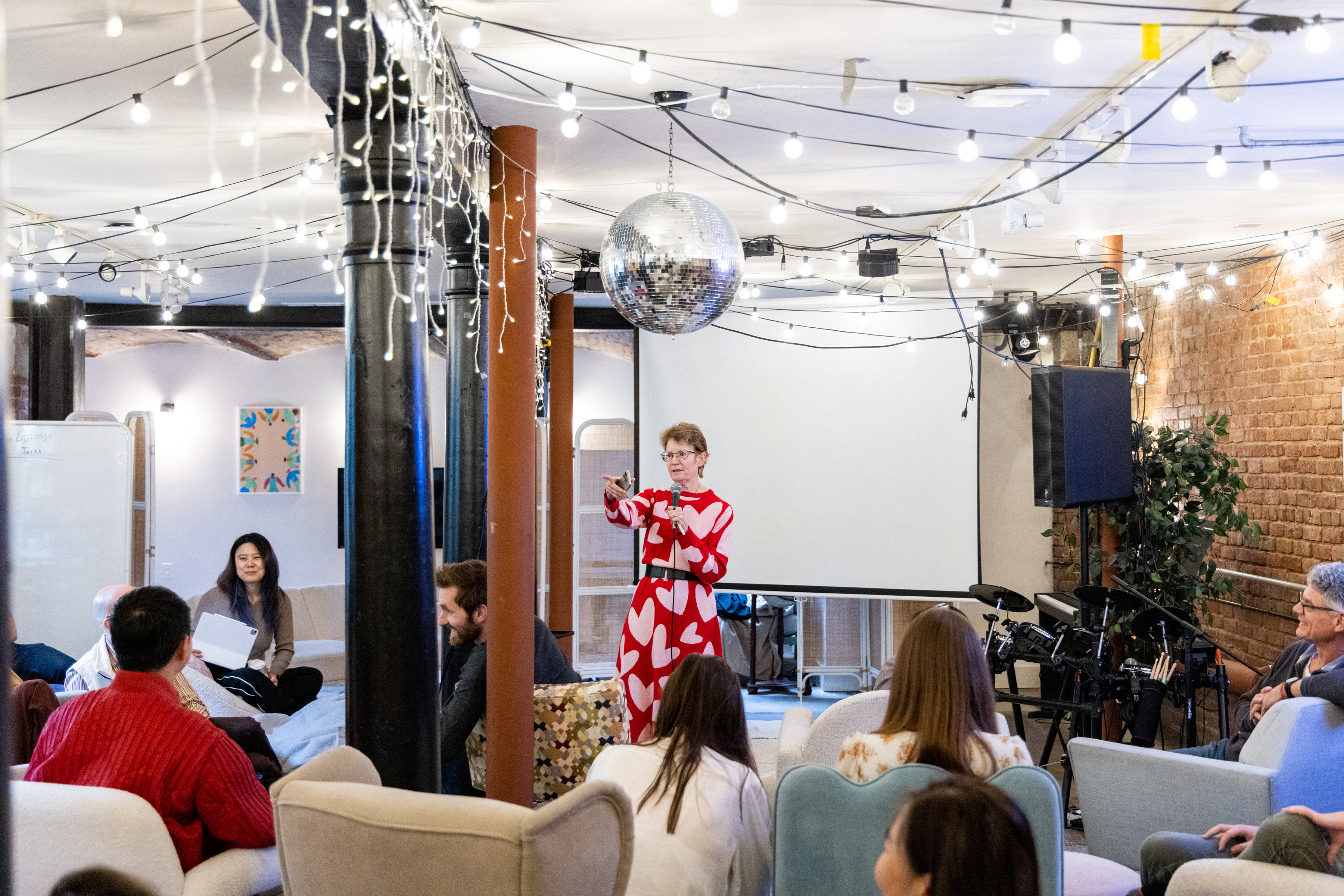 미래학자 크리스틴 피터슨이 남성과 여성이 데이트에 접근하는 방식의 차이에 대한 자신의 견해를 발표하고 있다. /사진=Jason Henry/The New York Times