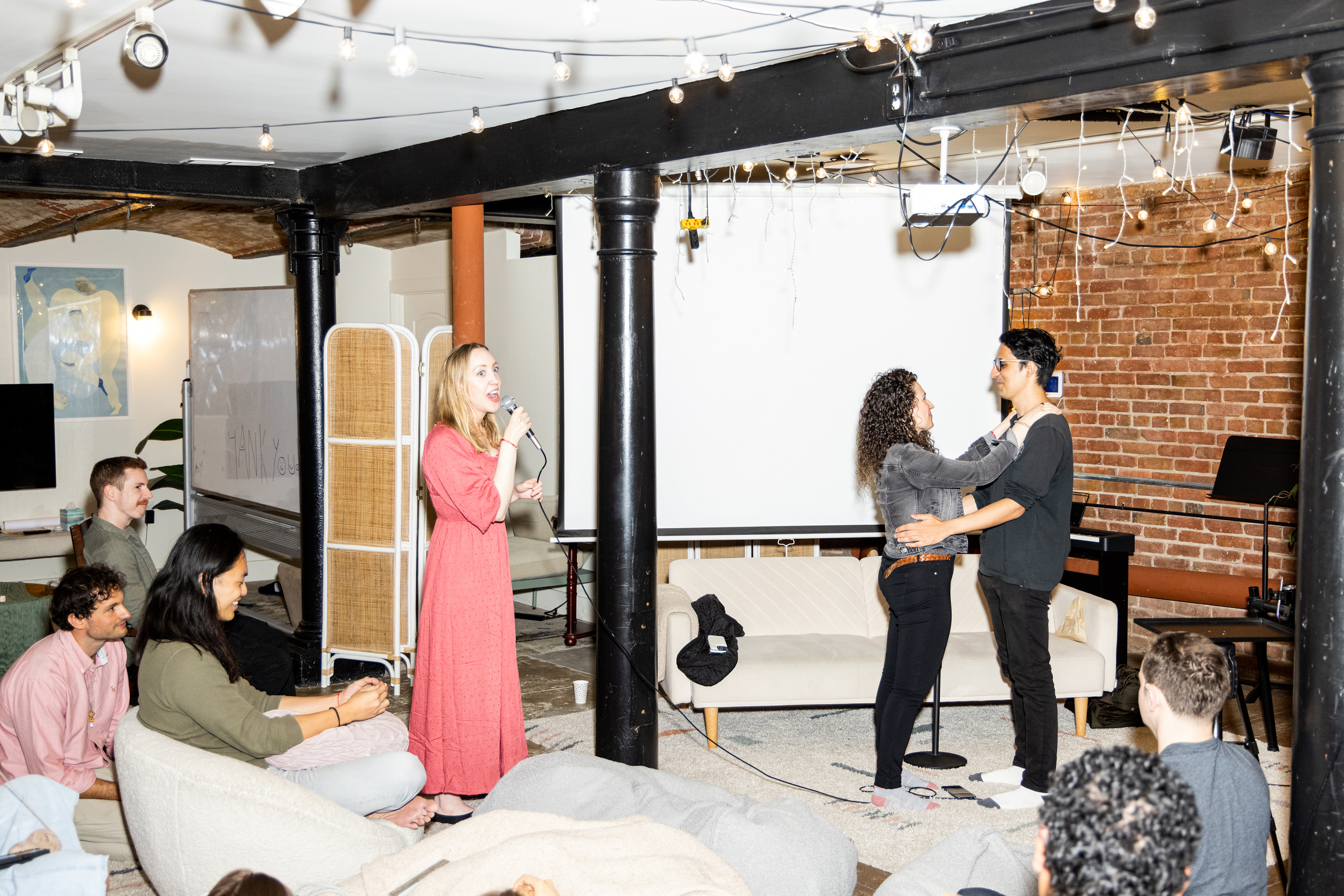 행사 주최자 앤 피어스가 데이팅 앱을 통해 막 만난 커플 스테파니 카프와 파라즈 아비디에게 첫 데이트의 일환으로 군중 앞에서 슬로우 댄스를 출 것을 권유하고 있다. /사진=Jason Henry/The New York Times