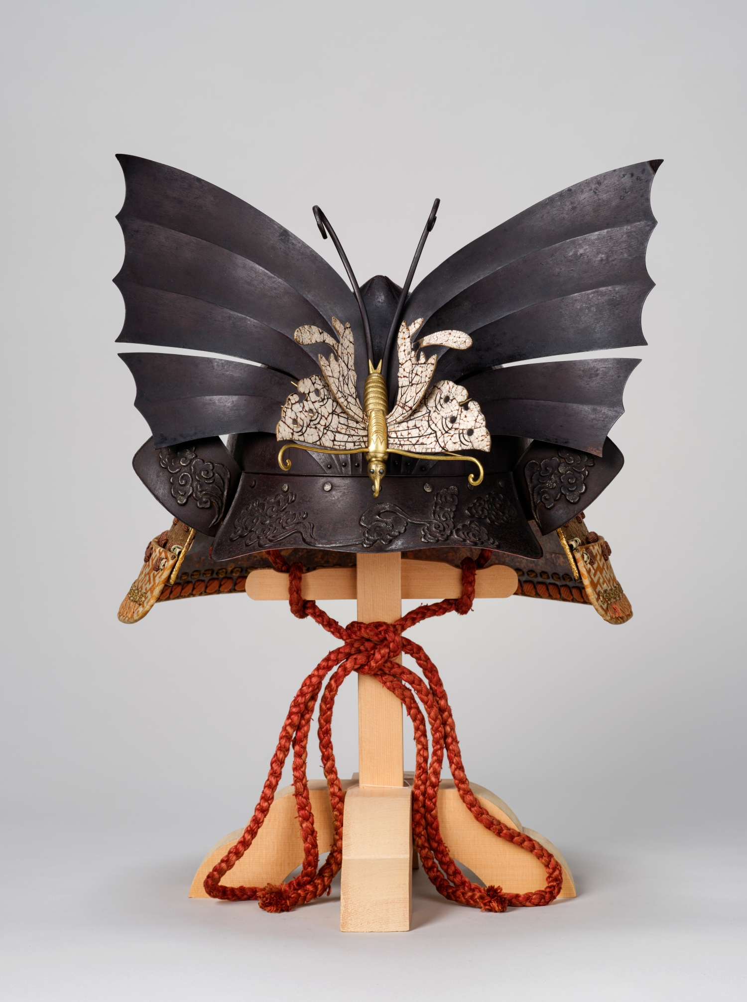<18세기 나비 문양 장식 투구>, National Museum of Japanese History.
