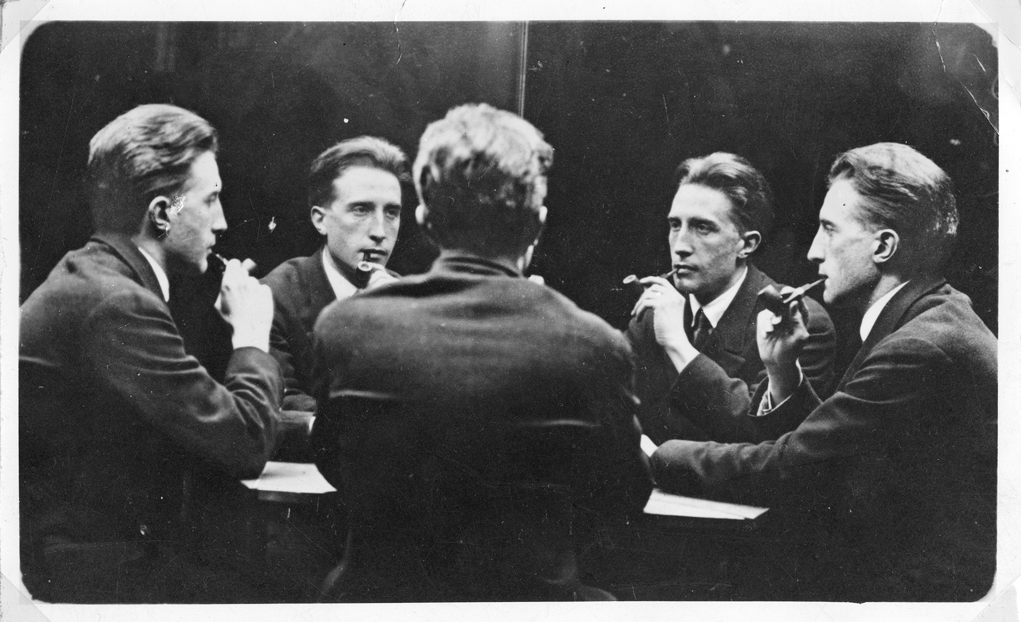 <마르셀 뒤샹의 다중 초상(Multiple Portrait of Marcel Duchamp)>, 브로드웨이 포토 숍(Broadway Photo Shop), 뉴욕, 1917년. 젤라틴 실버 프린트, 8.7 × 14cm. 프랑스 개인 소장. © 2026 Artists Rights Society (ARS), New York / ADAGP, Paris / Estate of Marcel Duchamp.