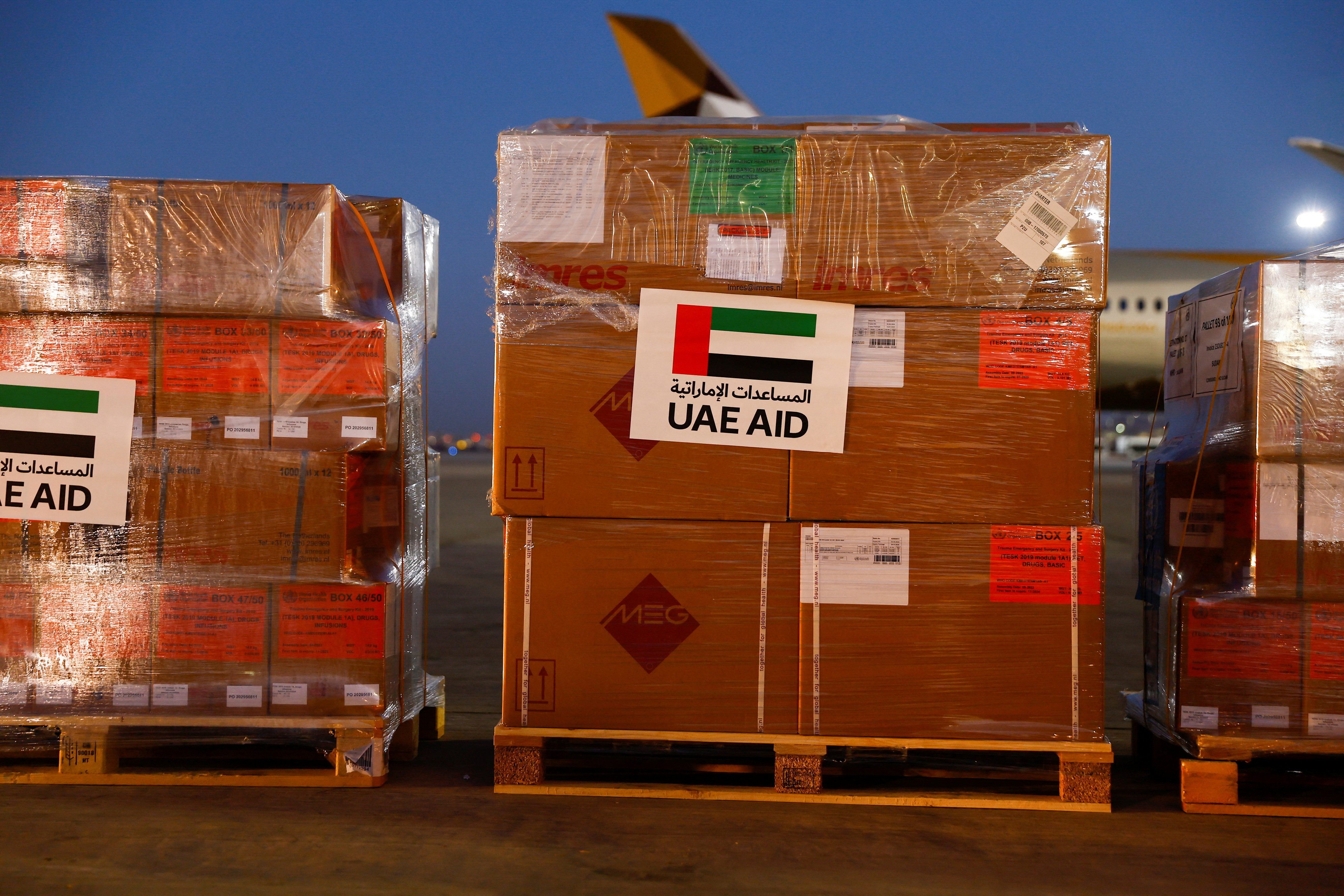 2023년 5월 5일 아랍에미리트(UAE) 아부다비 국제공항에서 수단 포트수단행 항공기에 실릴 예정인 세계보건기구(WHO)와 UAE-AID의 구호물자가 놓여 있다. /사진=로이터/뉴스1