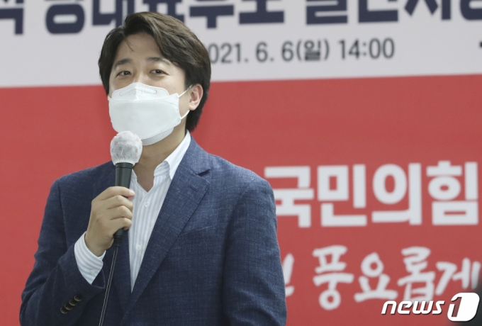 구태정치가 키운 '이준석 당대표'…반짝 인기냐, 보수 ...