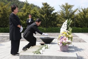 박병석, 노무현 전 대통령 묘역 참배 "국민통합의 길 걷겠다"