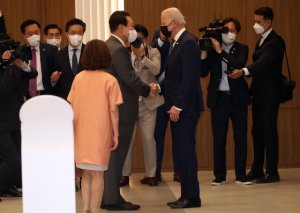 [속보]尹대통령·바이든 대통령, 삼성 공장서 공동회견 시작