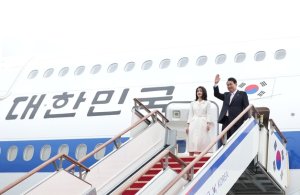 尹대통령 부부, 스페인 마드리드 도착…첫 다자외교 데뷔전