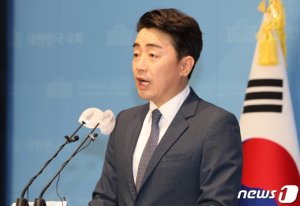 '한 자릿수 지지율' 강훈식, 당 대표 후보 사퇴'…"단일화 없다"