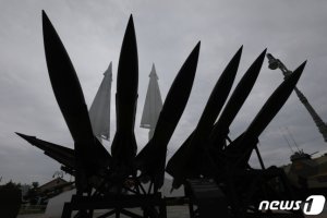 "北, 동해상에 SRBM 1발 발사"…美핵항모 입항 무력도발