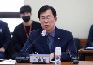 與 "이상민 파면 요구 철회하라…'국조위원 사퇴' 고려" 초강수