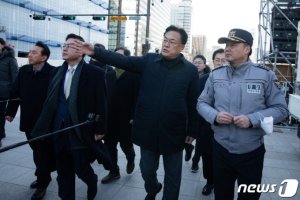 "첫째도 둘째도 시민들 안전"…與 지도부, 거리응원 현장 점검