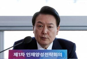 尹대통령 "대학 자율 보장해야"...금오공대서 첫 인재양성회의