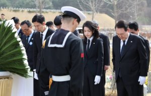 尹대통령 부부, '서해수호의 날' 천안함 등 용사 묘소 참배