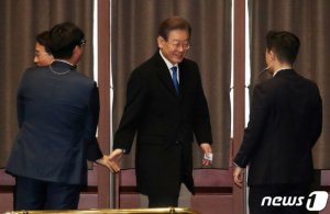 '최측근' 김용 법정구속에 이재명 "재판 끝난 것 아냐, 지켜볼 것"