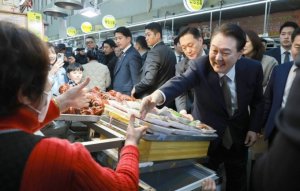 尹대통령, 마산어시장 상인들과 '아구찜 오찬'…"전통시장 활성화"