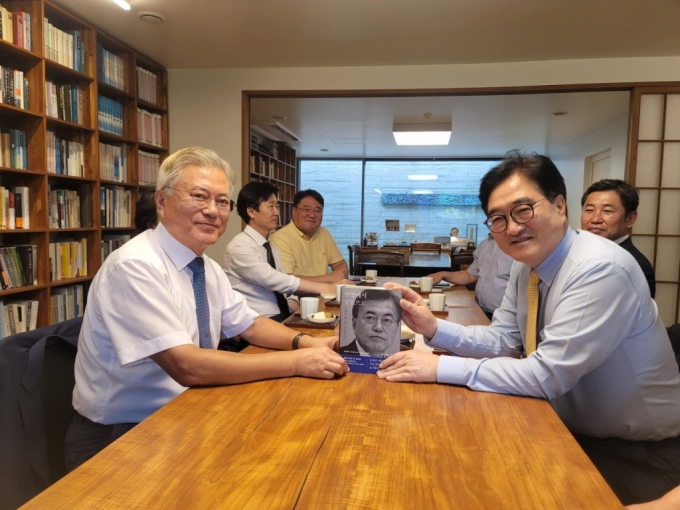 文전대통령 찾은 우원식 의장 "검찰모습에 국민들 걱정 많아"