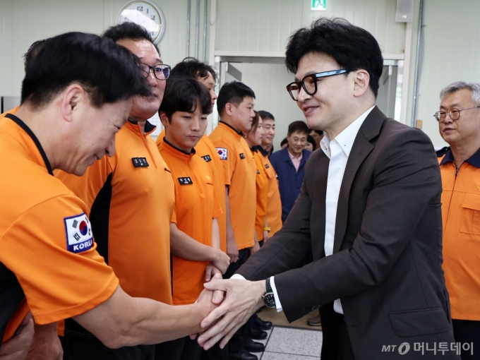 추석 연휴 소방·경찰 만난 한동훈 "고생하는 분들 덕에 편하게 지내"