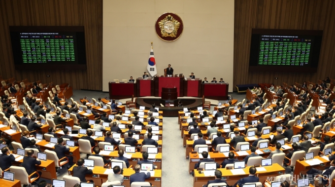 "사기 당했다" 고성 난무한 국회···그래도 민생법안은 처리