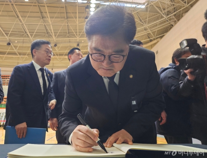 우원식 국회의장 "무안공항 참사는 인재…빠른 수습에 최선 다할 것"