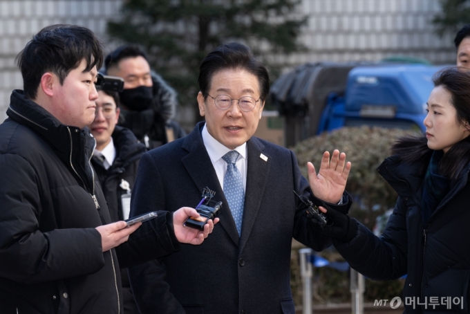 '우클릭'하는 이재명, '견제구' 던지는 與...'중도층' 놓고 기싸움