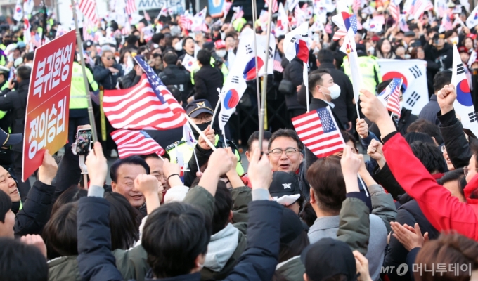 헌재 게시판서 벌어진 尹 탄핵 찬반 여론전…민주당 "응원 글 부탁"