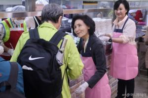 설난영, 배식봉사부터 벤처 간담회까지…남편 김문수 지원 적극 행보