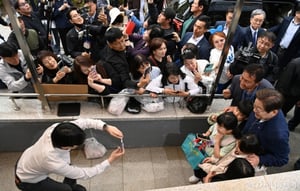 "윤석열 대통령!" 외친 소년…웃음 터진 이재명 "여기 안 계셔"